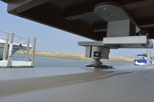 Boat tables mounting hardware